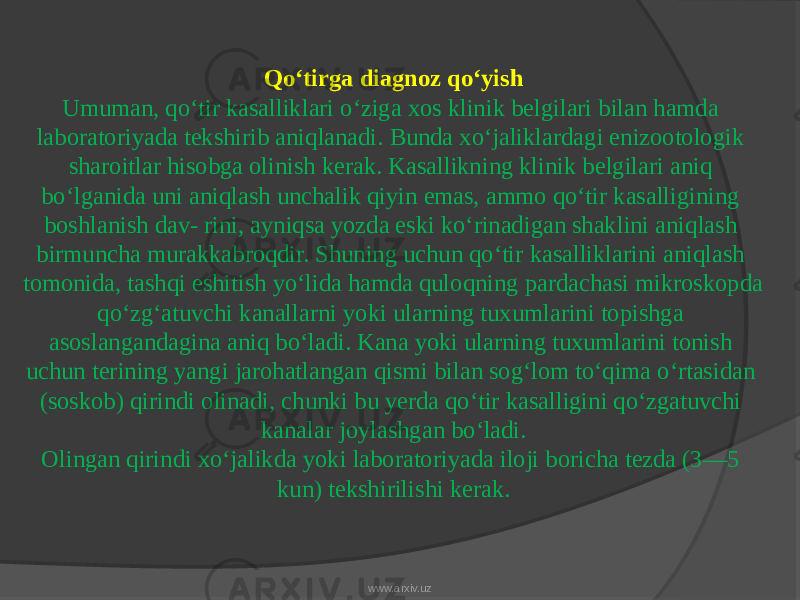 Qo‘tirga diagnoz qo‘yish Umuman, qo‘tir kasalliklari o‘ziga xos klinik belgilari bilan hamda laboratoriyada tekshirib aniqlanadi. Bunda xo‘jaliklardagi enizootologik sharoitlar hisobga olinish kerak. Kasallikning klinik belgilari aniq bo‘lganida uni aniqlash unchalik qiyin emas, ammo qo‘tir kasalligining boshlanish dav- rini, ayniqsa yozda eski ko‘rinadigan shaklini aniqlash birmuncha murakkabroqdir. Shuning uchun qo‘tir kasalliklarini aniqlash tomonida, tashqi eshitish yo‘lida hamda quloqning pardachasi mikroskopda qo‘zg‘atuvchi kanallarni yoki ularning tuxumlarini topishga asoslangandagina aniq bo‘ladi. Kana yoki ularning tuxumlarini tonish uchun terining yangi jarohatlangan qismi bilan sog‘lom to‘qima o‘rtasidan (soskob) qirindi olinadi, chunki bu yerda qo‘tir kasalligini qo‘zgatuvchi kanalar joylashgan bo‘ladi. Olingan qirindi xo‘jalikda yoki laboratoriyada iloji boricha tezda (3—5 kun) tekshirilishi kerak. www.arxiv.uz 