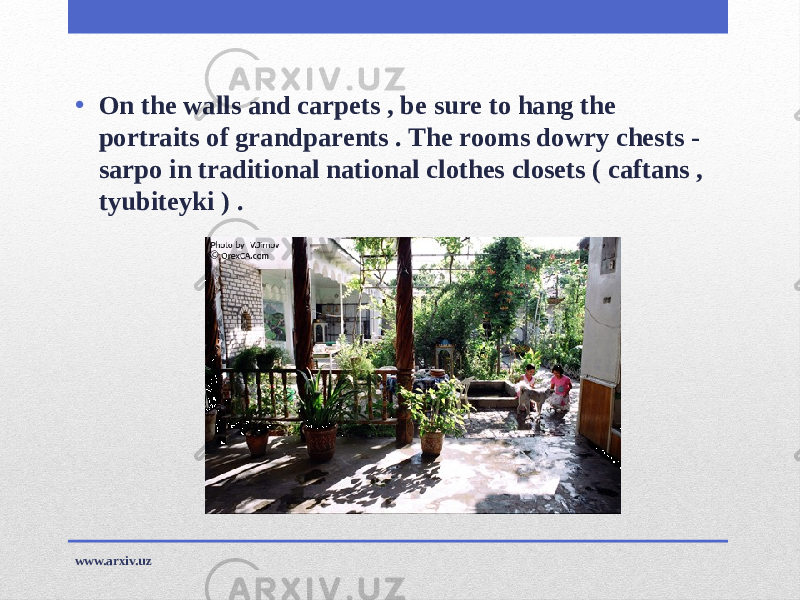 • On the walls and carpets , be sure to hang the portraits of grandparents . The rooms dowry chests - sarpo in traditional national clothes closets ( caftans , tyubiteyki ) . www.arxiv.uz 