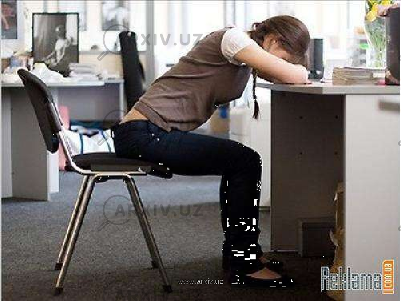 Уставшая женщина после работы. Сидячий образ жизни. Офисе сидячий образ. Уставший на работе. Уставшая девушка за рабочим столом.