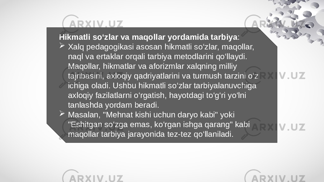 Hikmatli so‘zlar va maqollar yordamida tarbiya :  Xalq pedagogikasi asosan hikmatli so‘zlar, maqollar, naql va ertaklar orqali tarbiya metodlarini qo‘llaydi. Maqollar, hikmatlar va aforizmlar xalqning milliy tajribasini, axloqiy qadriyatlarini va turmush tarzini o‘z ichiga oladi. Ushbu hikmatli so‘zlar tarbiyalanuvchiga axloqiy fazilatlarni o‘rgatish, hayotdagi to‘g‘ri yo‘lni tanlashda yordam beradi.  Masalan, &#34;Mehnat kishi uchun daryo kabi&#34; yoki &#34;Eshitgan so‘zga emas, ko‘rgan ishga qarang&#34; kabi maqollar tarbiya jarayonida tez-tez qo‘llaniladi. 