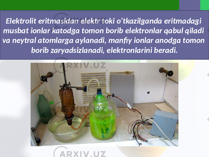 Elektrolit eritmasidan elektr toki o‘tkazilganda eritmadagi musbat ionlar katodga tomon borib elektronlar qabul qiladi va neytral atomlarga aylanadi, manfiy ionlar anodga tomon borib zaryadsizlanadi, elektronlarini beradi. 