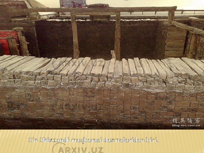 Sin Shixuandi maqbarasi daxmalaridan biri. 