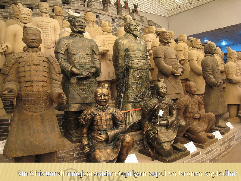 Sin Shixuandi maqbarasidan topilgan sopol va bronza xaykallar. 