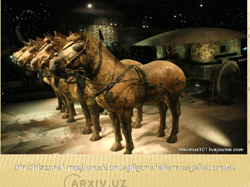 Sin Shixuandi maqbarasidan topilgan shohona sopol ot-arava. 