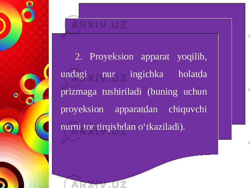 2. Proyeksion apparat yoqilib, undagi nur ingichka holatda prizmaga tushiriladi (buning uchun proyeksion apparatdan chiquvchi nurni tor tirqishdan o‘tkaziladi). 