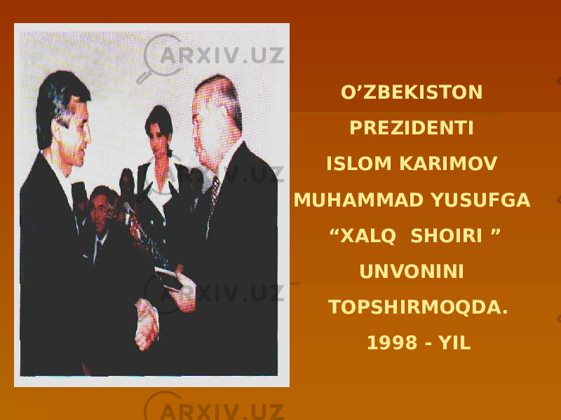 O’ZBEKISTON PREZIDENTI ISLOM KARIMOV MUHAMMAD YUSUFGA “XALQ SHOIRI ” UNVONINI TOPSHIRMOQDA. 1998 - YIL 