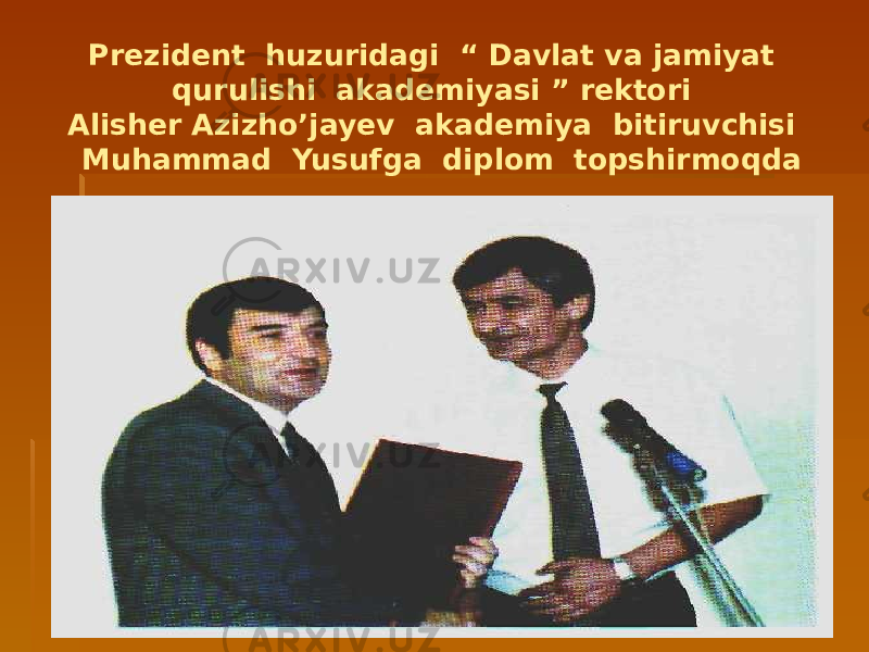 Prezident huzuridagi “ Davlat va jamiyat qurulishi akademiyasi ” rektori Alisher Azizho’jayev akademiya bitiruvchisi Muhammad Yusufga diplom topshirmoqda 