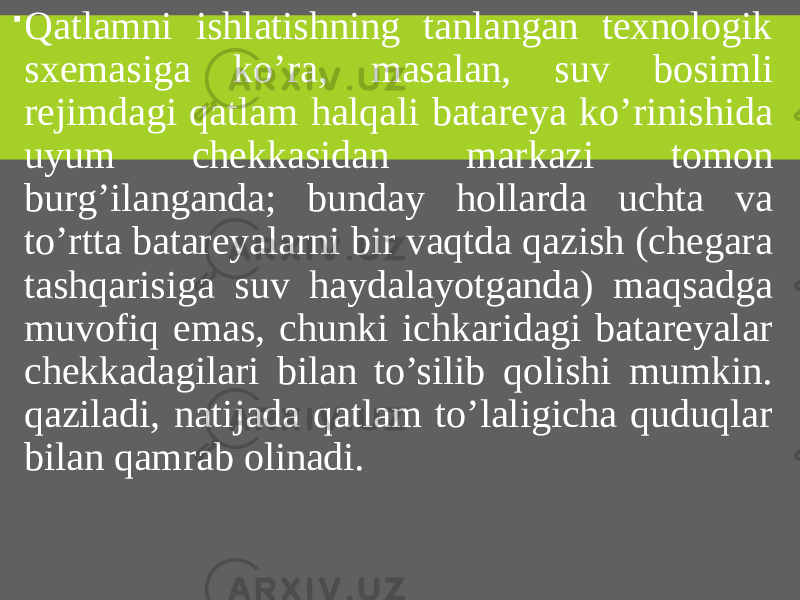  Qatlamni ishlatishning tanlangan texnologik sxemasiga ko’ra, masalan, suv bosimli rejimdagi qatlam halqali batareya ko’rinishida uyum chekkasidan markazi tomon burg’ilanganda; bunday hollarda uchta va to’rtta batareyalarni bir vaqtda qazish (chegara tashqarisiga suv haydalayotganda) maqsadga muvofiq emas, chunki ichkaridagi batareyalar chekkadagilari bilan to’silib qolishi mumkin. qaziladi, natijada qatlam to’laligicha quduqlar bilan qamrab olinadi. 