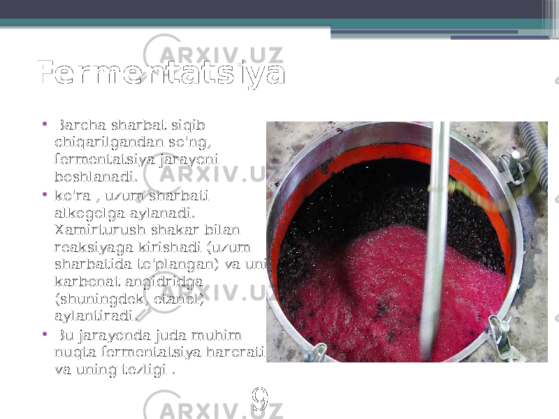 Fermentatsiya • Barcha sharbat siqib chiqarilgandan so&#39;ng, fermentatsiya jarayoni boshlanadi. • ko&#39;ra , uzum sharbati alkogolga aylanadi. Xamirturush shakar bilan reaksiyaga kirishadi (uzum sharbatida to&#39;plangan) va uni karbonat angidridga (shuningdek, etanol) aylantiradi. • Bu jarayonda juda muhim nuqta fermentatsiya harorati va uning tezligi . 9 